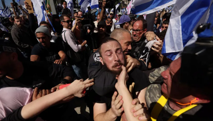 Police confront protesters in Tel Aviv